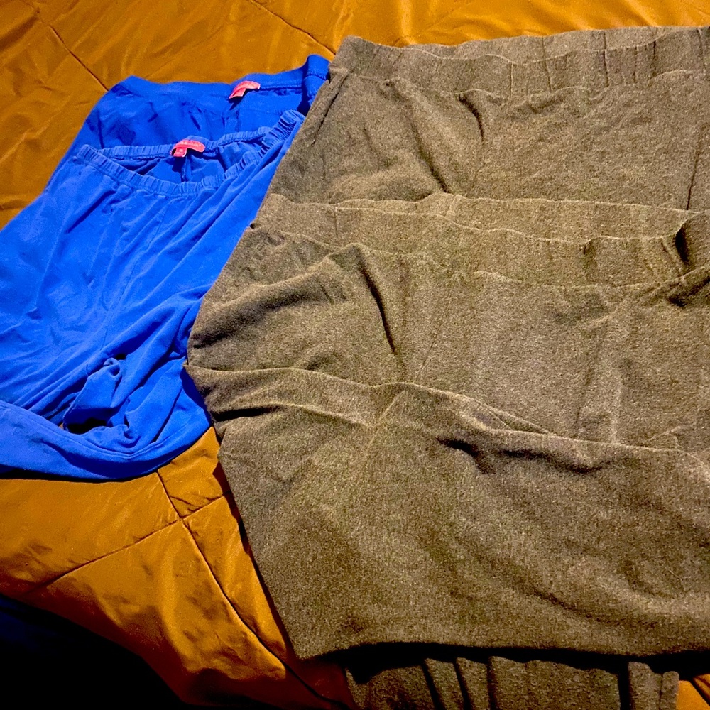 4 pairs of leggings, two blue and two gray